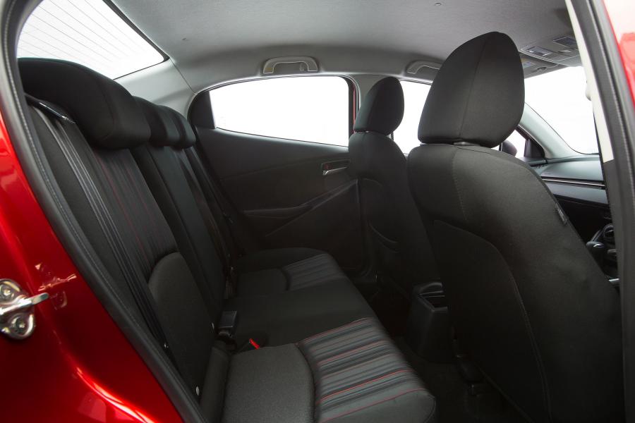 Интерьер Mazda2 Sedan 2015 года  (AU) (фото 16 из 35)